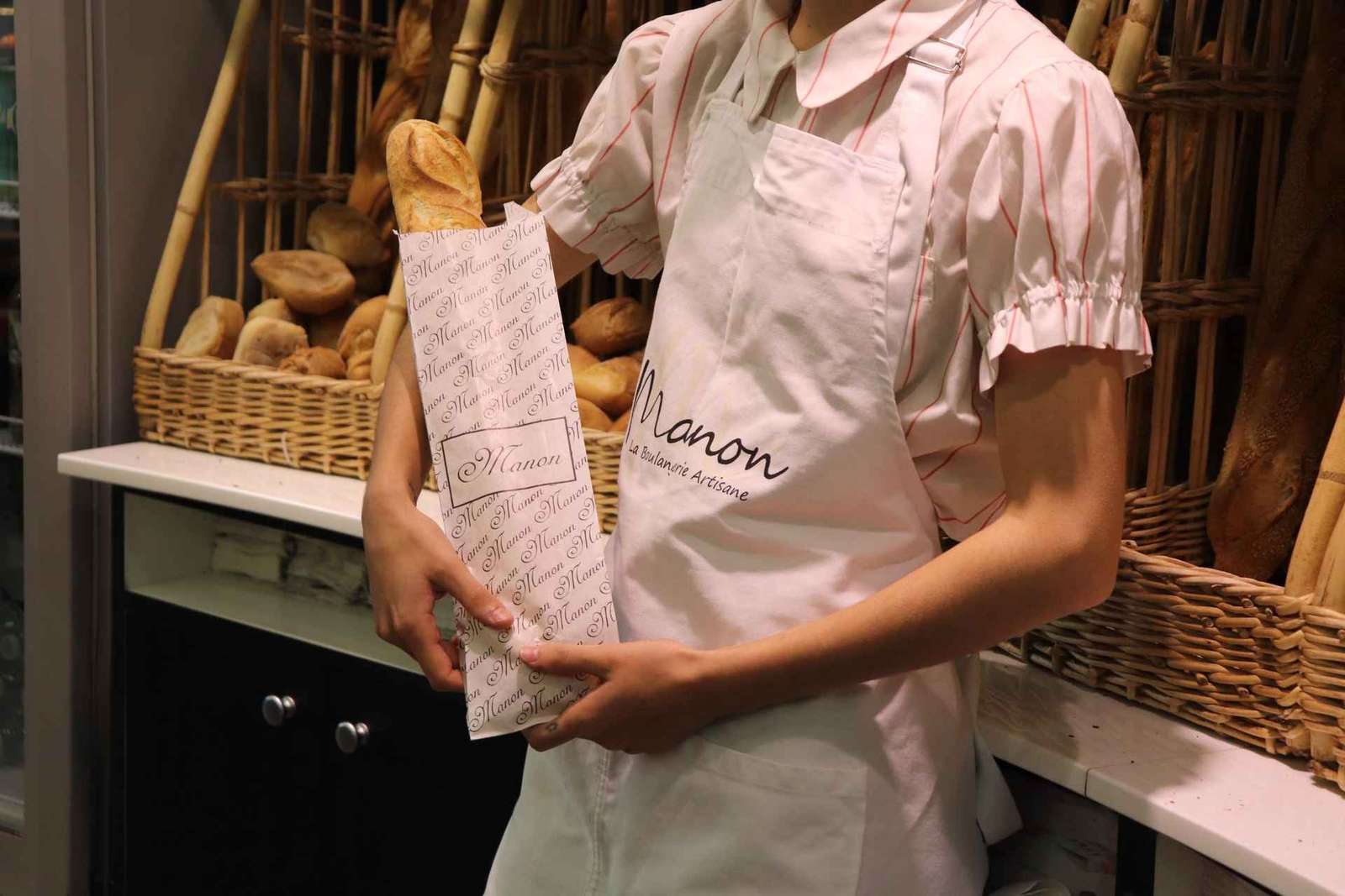 Bakning i Paris på ett lokalt franskt bageri