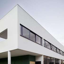 Ingresso para a Villa Savoye de Le Corbusier em Poissy