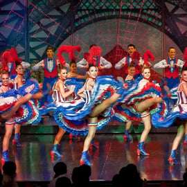 Paris: Moulin Rouge Cabaret Show Ticket mit Champagner