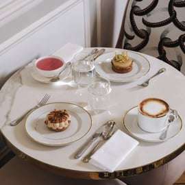 Tea time and access to the Palace of Versailles for 2 people