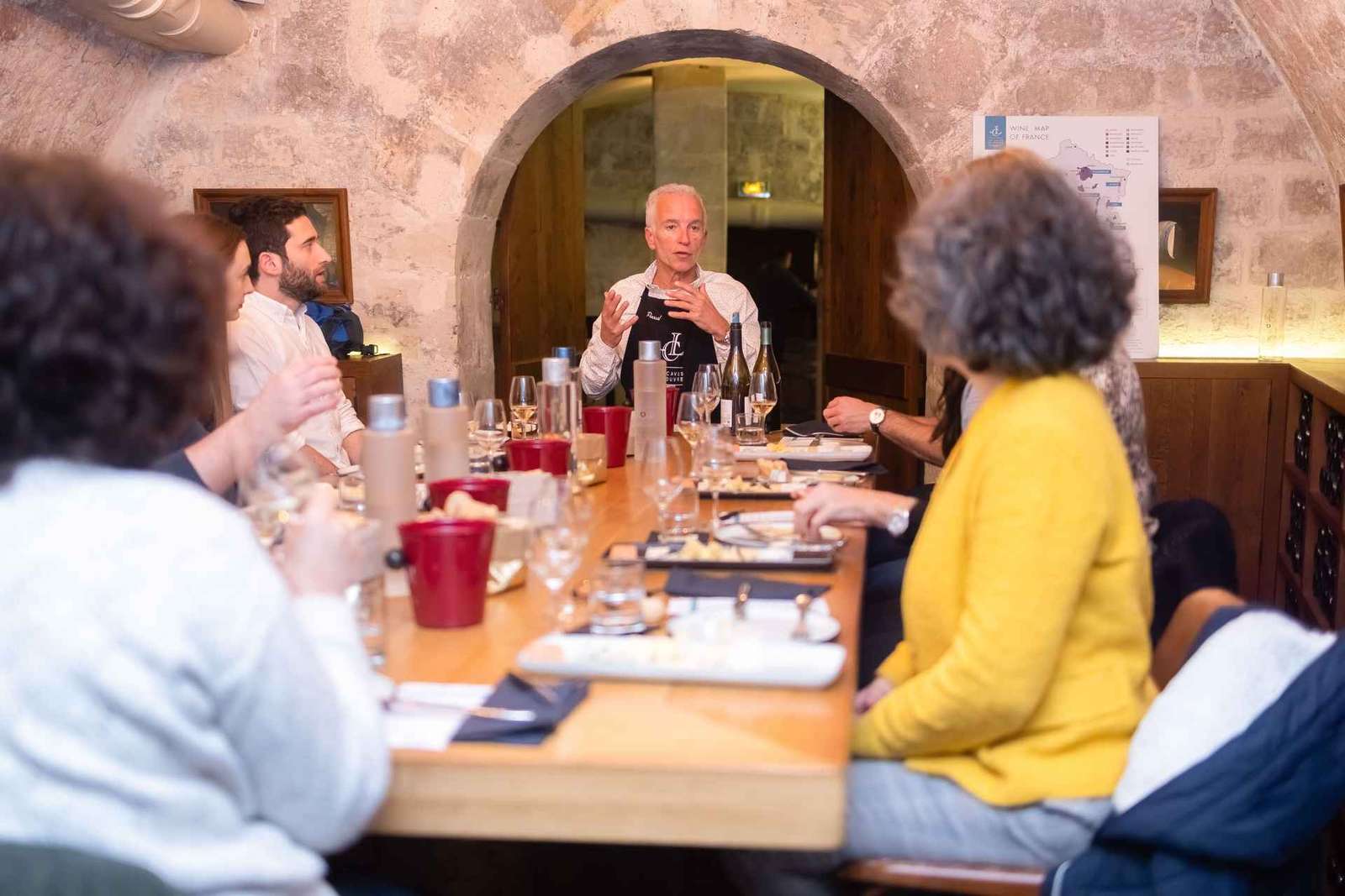 Paris: Den ultimata vin- och ostprovningen på engelska