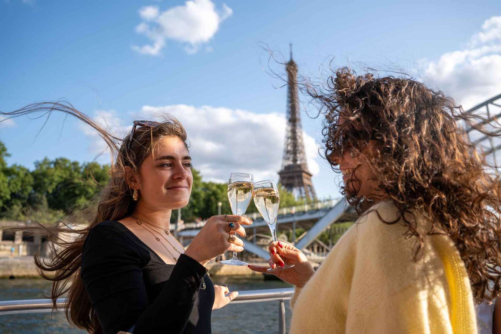 Paris: Cruzeiro de degustação de champanhe com partida da Torre Eiffel