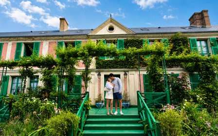 Monet háza és kertjei Giverny-ben, Párizsból