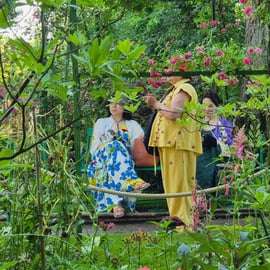 Monet háza és kertjei Giverny-ben, Párizsból