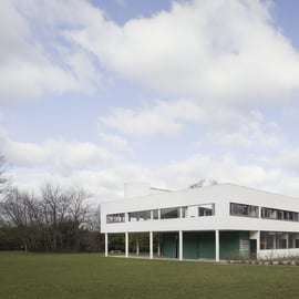 Ingresso para a Villa Savoye de Le Corbusier em Poissy