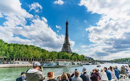 Paris: 1-Hour River Seine Cruise with Audio Commentary