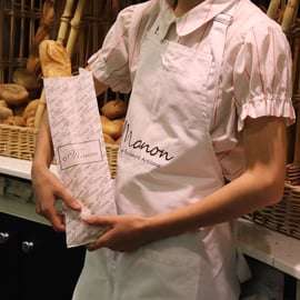 Bakning i Paris på ett lokalt franskt bageri