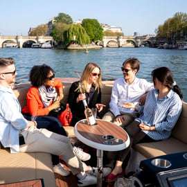 Croisière privée sur la Seine, rosé et macarons