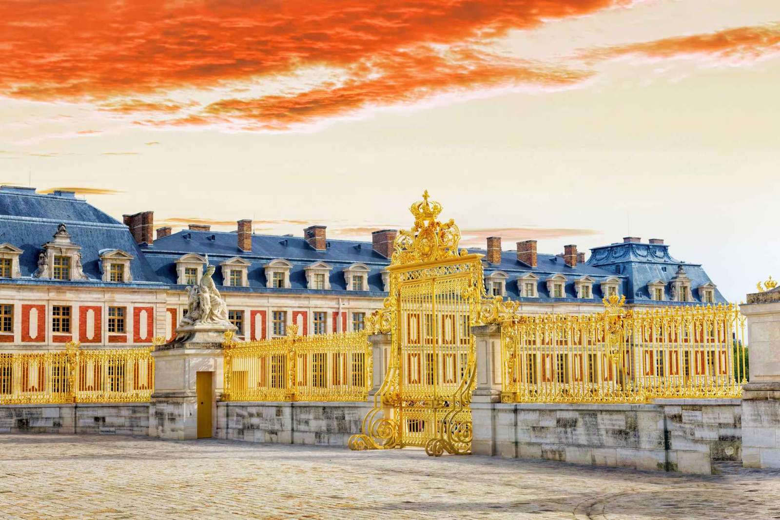 From Paris: Versailles Guided Tour by Deluxe Minibus