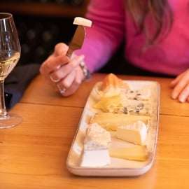 Paris: Den ultimata vin- och ostprovningen på engelska