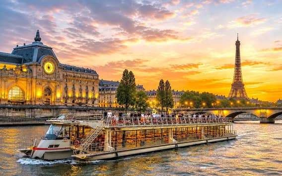 Szajnai éjszakai hajókázás az Eiffel-toronynál, képeslappal
