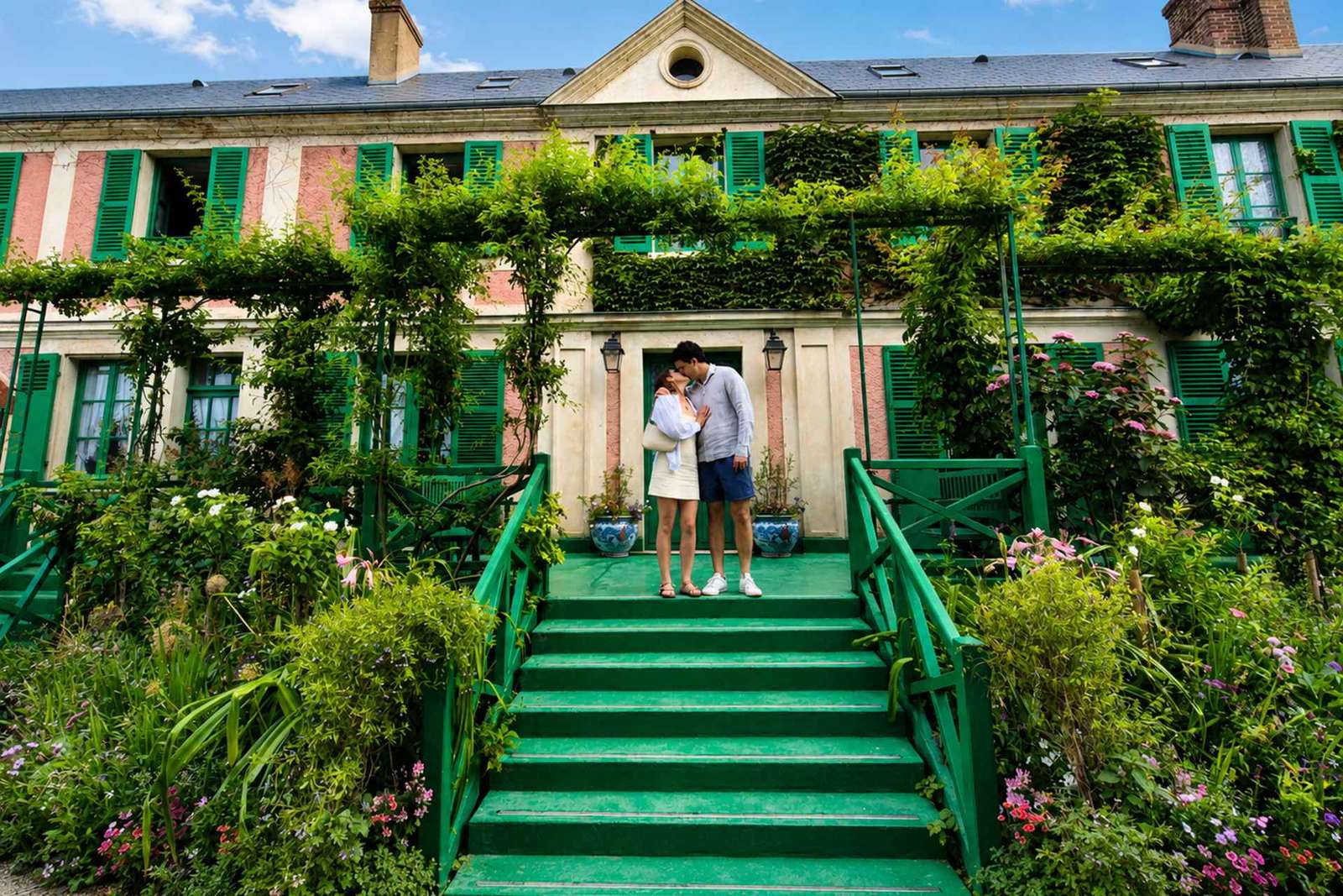 Monet háza és kertjei Giverny-ben, Párizsból