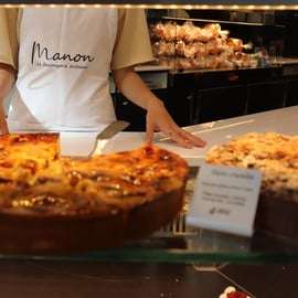 Bakning i Paris på ett lokalt franskt bageri