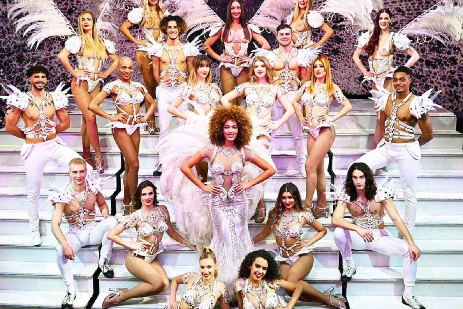 Parijs: 3-gangen diner & show in Paradis Latin Cabaret