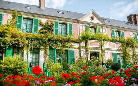 Da Parigi: gita guidata di un giorno a Giverny e al Palazzo di Versailles