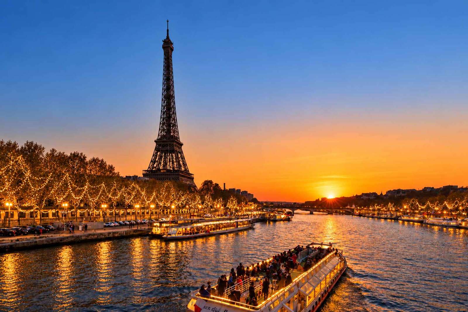 Paris: Seine Night Cruise with Illuminations & Free Souvenir