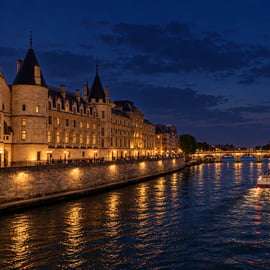 Paris: Seine Night Cruise with Illuminations & Free Souvenir