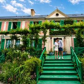Monet háza és kertjei Giverny-ben, Párizsból