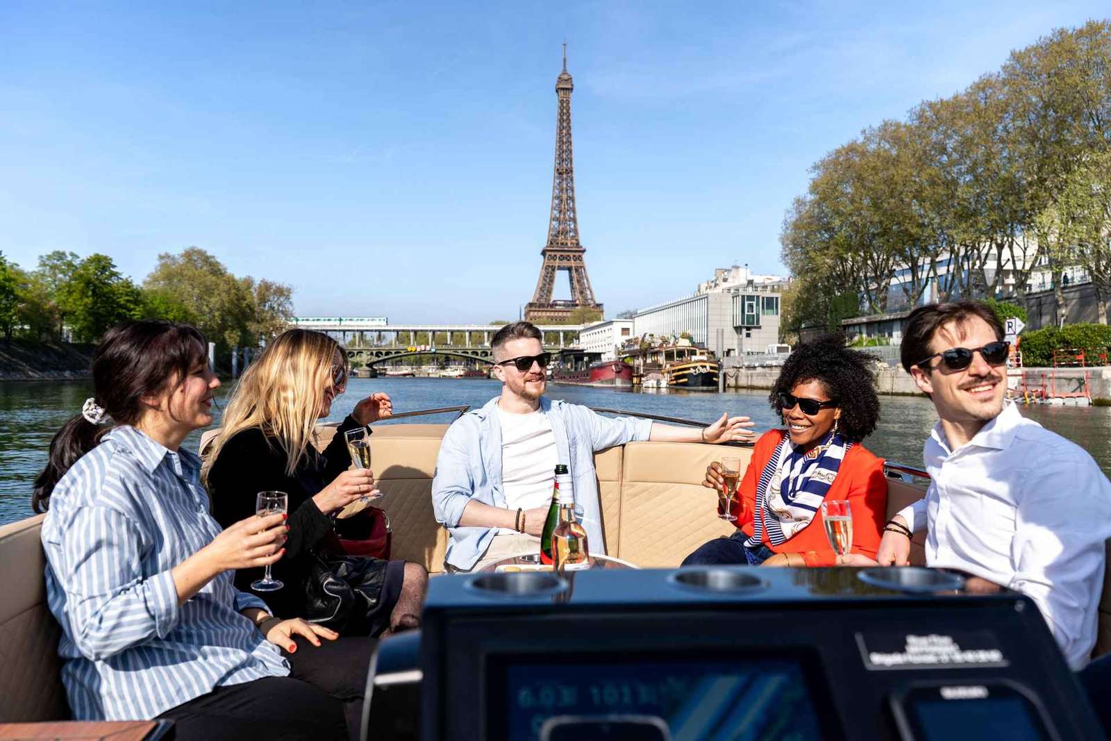 Croisière privée sur la Seine, rosé et macarons