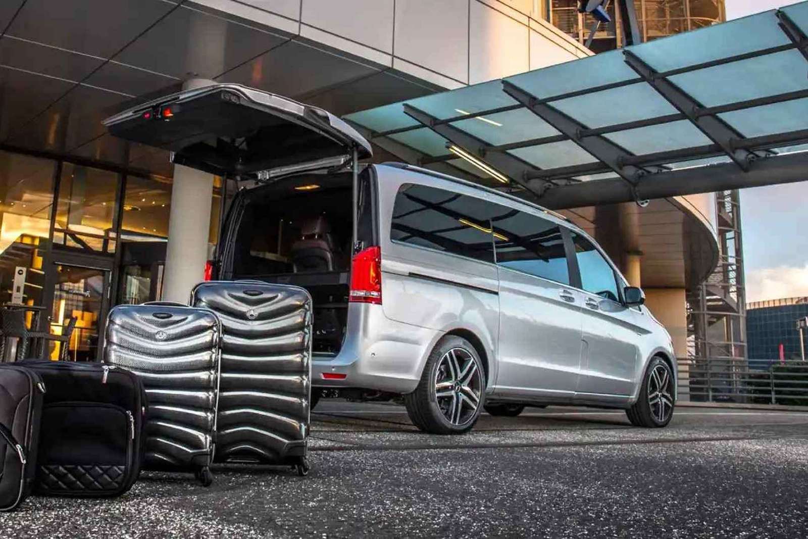 Paris: Charles-de-Gaulle Airport Private Roundtrip Transfer