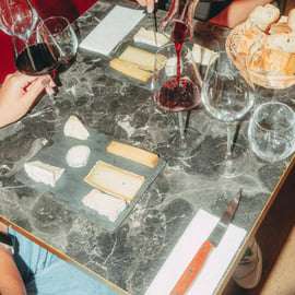 Ochutnávka vína a sýrů v Paříži v Secret Wine Door